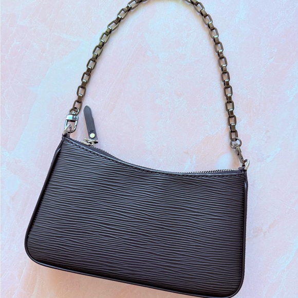 Louis Vuitton Easy Pouch on Strap - Black Epi Leather - Picture 2 of 10